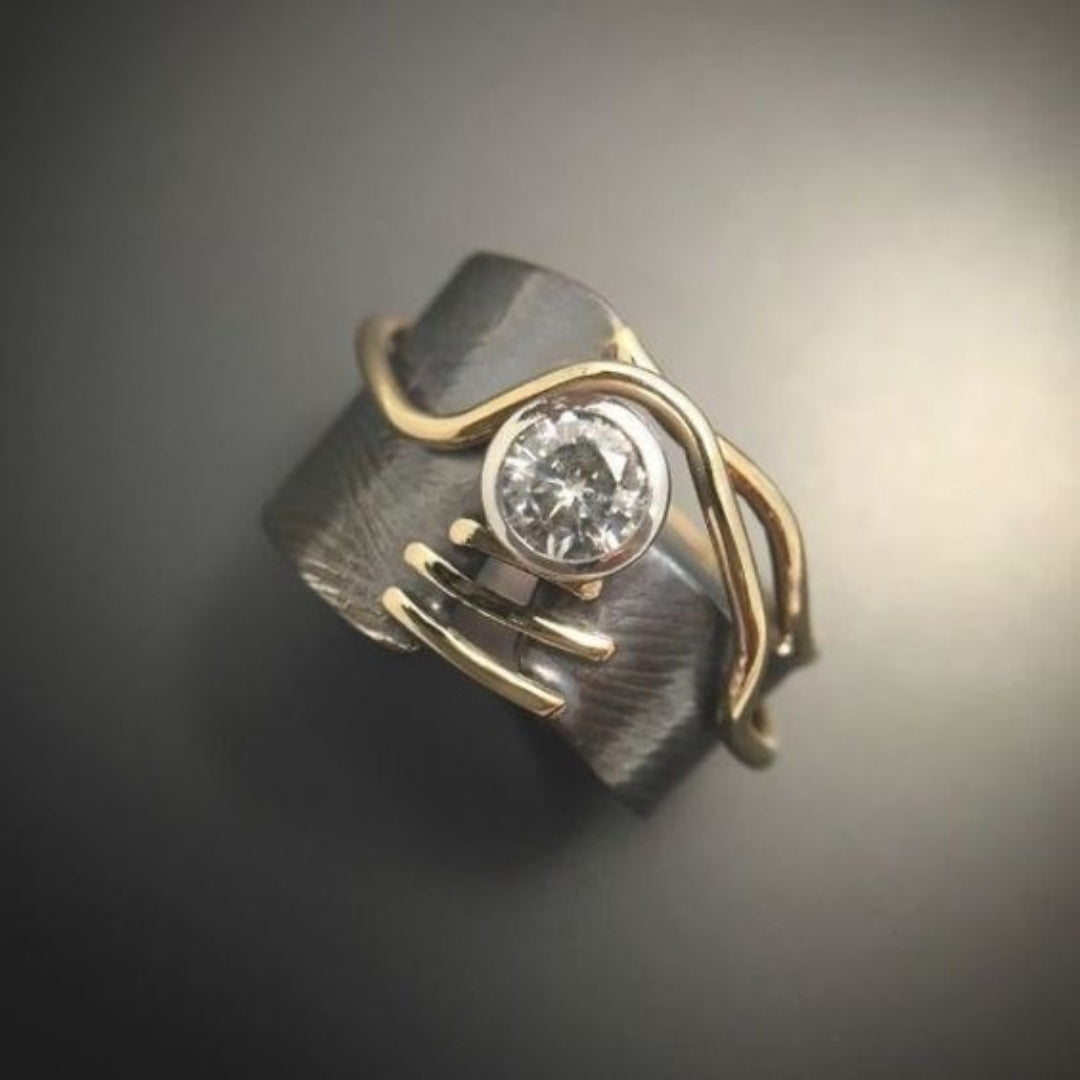 Donker zilverkleurige ring met zirkonia in vintagestijl