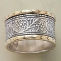 Tofarvet ring med graveret snirkelpanel