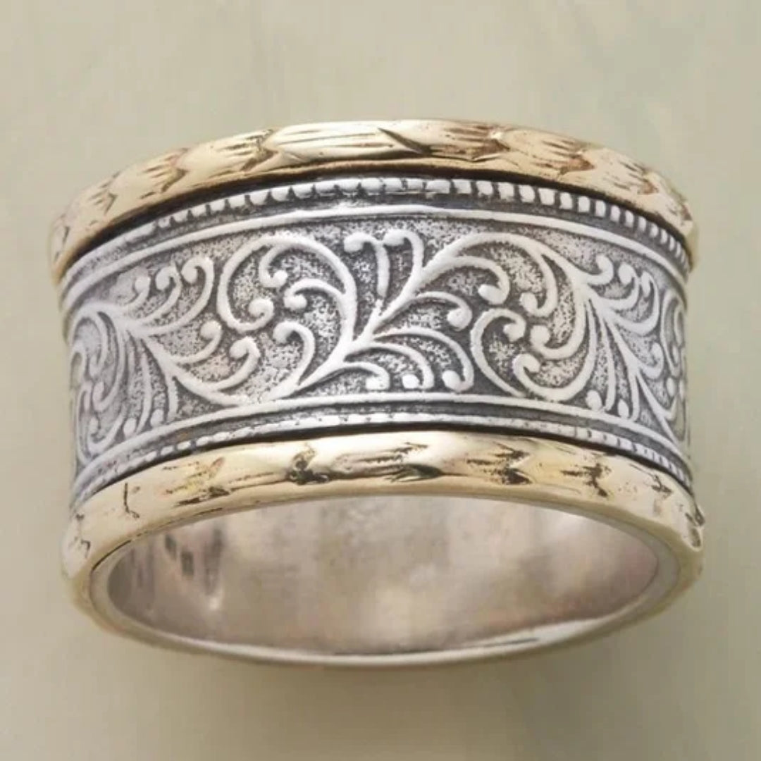 Tofarvet ring med graveret snirkelpanel