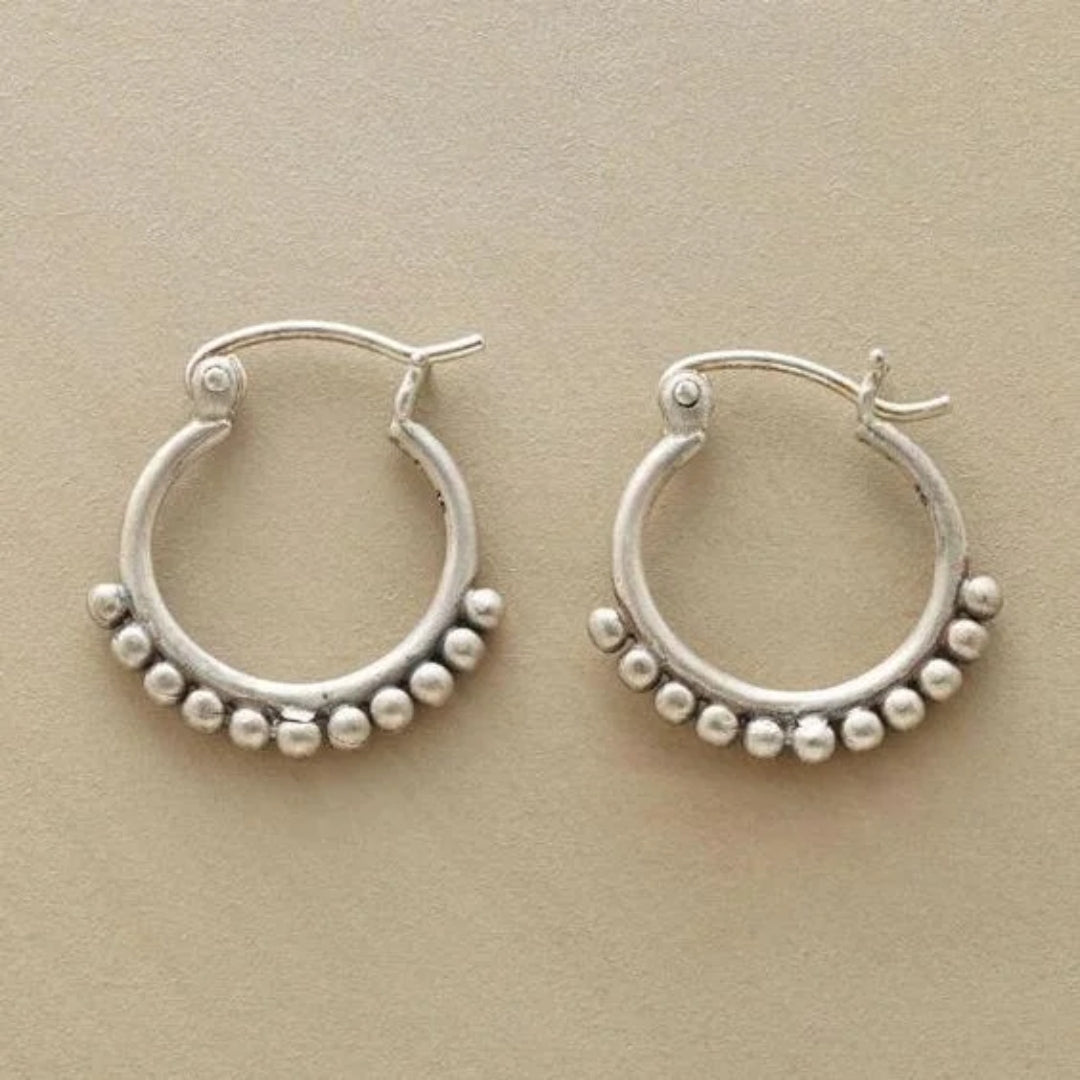 Zilverkleurige mini-oorringen met kralen in vintagestijl