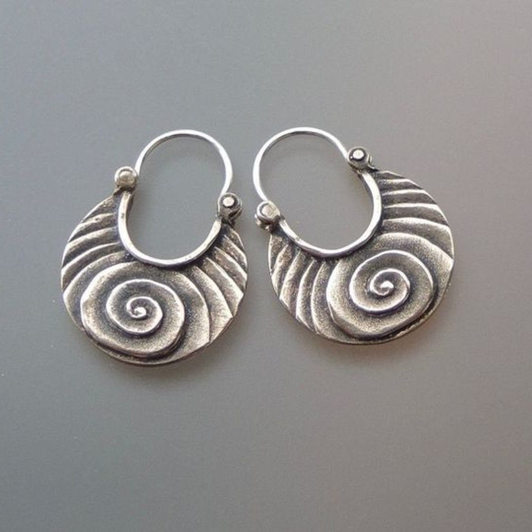 Zilverkleurige oorringen met spiraalschelp in vintagestijl