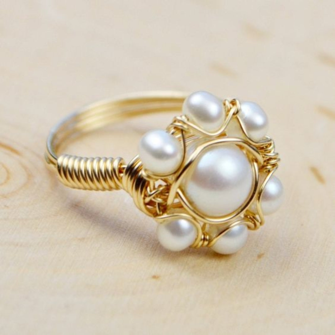 Anel Dourado com Pérolas Incrustadas Estilo Vintage