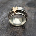 Sølvfarvet ring i vintagestil med guldfarvet hjerte