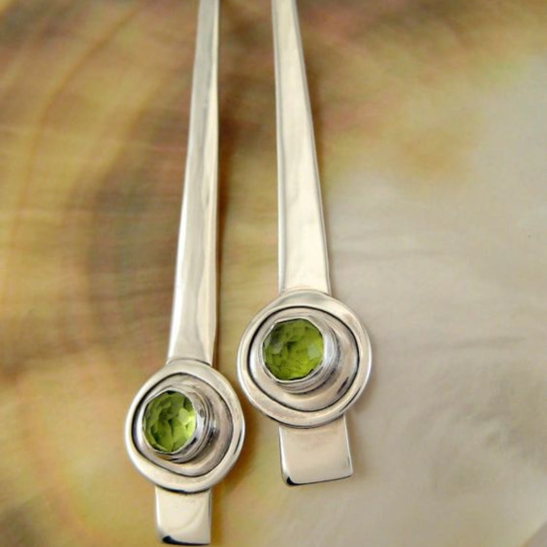 Vintage zilverkleurige oorbellen ingelegd met groen kristal