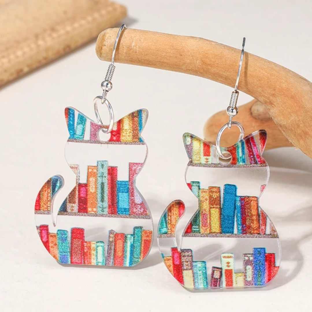 Kleurrijke oorbellen met kat en boekenplank in vintagestijl