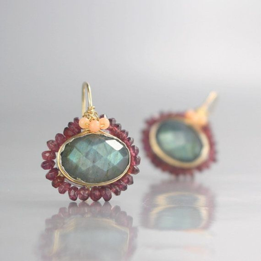 Boucles d'oreilles serties de pierres vertes et rouges style vintage