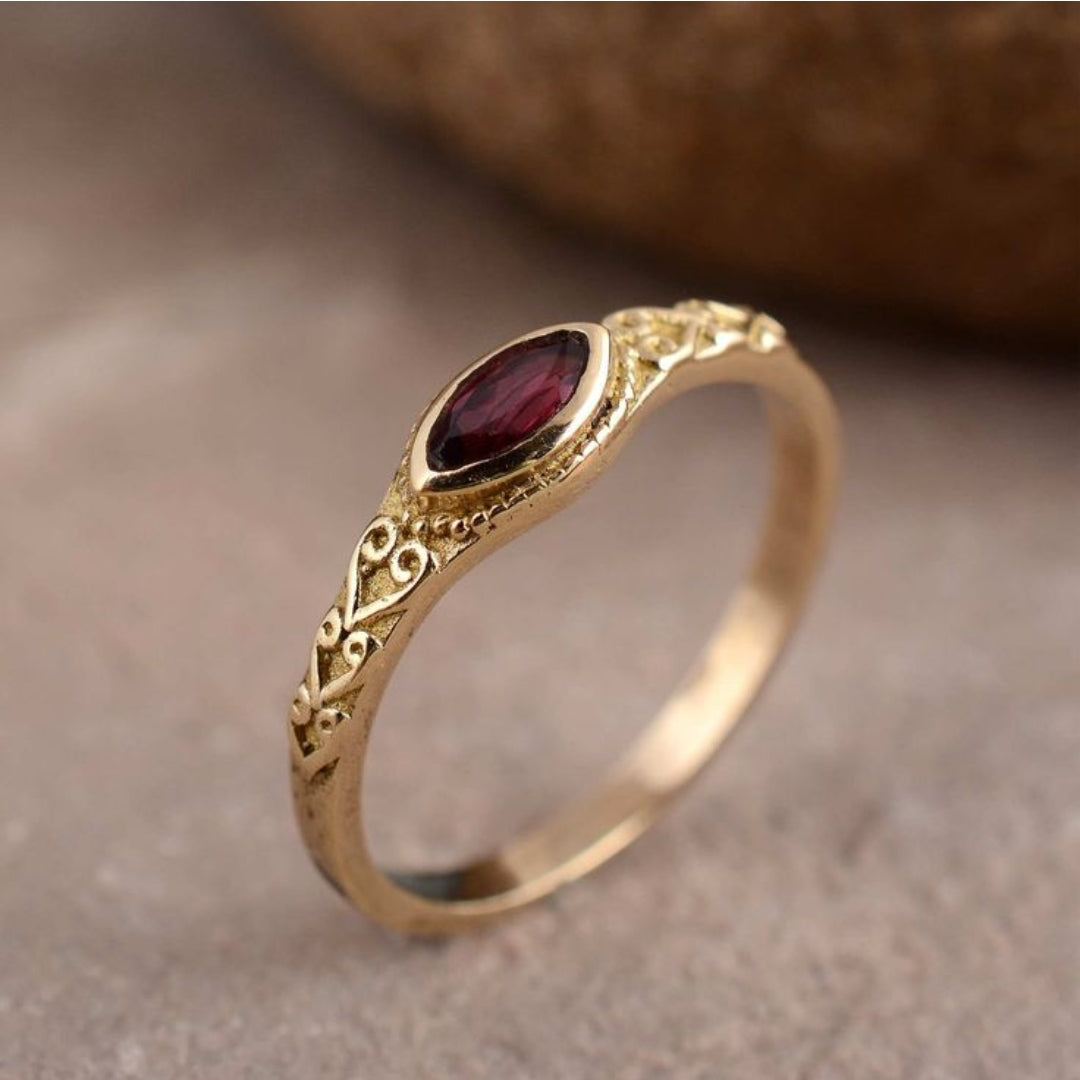 Vintage-Style Inlaid Red Stone Gold-Tone Ring