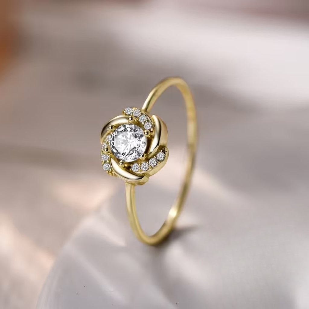 Goudkleurige ring met kristallen rozet op smalle band