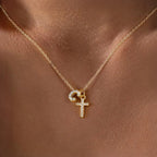 Fijne ketting met initiaal- en kruishanger in diamantlook