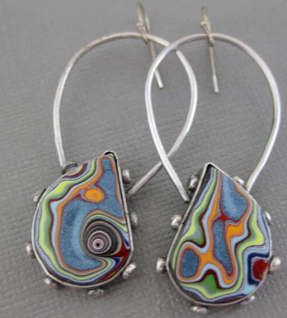 Boucles d'oreilles multicolores peintes à la main style vintage