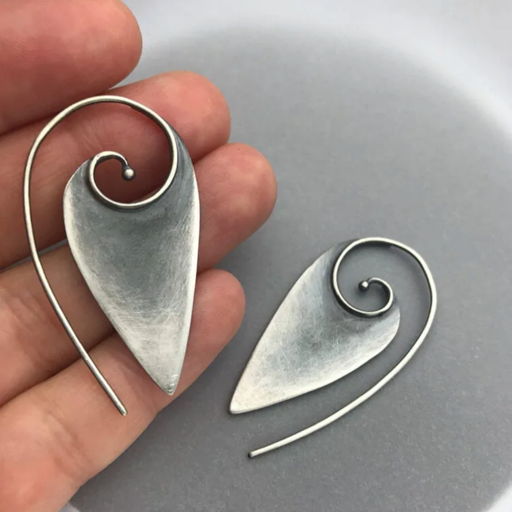 Zilverkleurige puntige spiraaloorbellen in vintagestijl