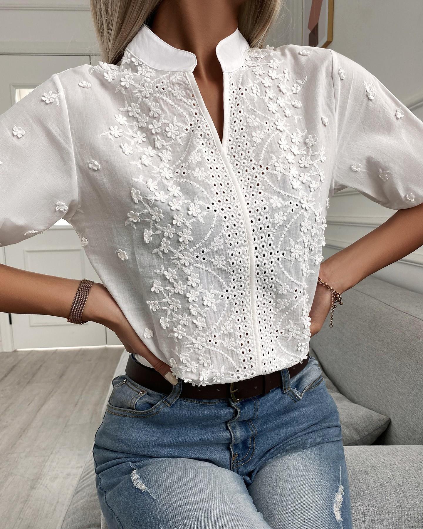 Geborduurde blouse met knooplijst en verzorgde kraag