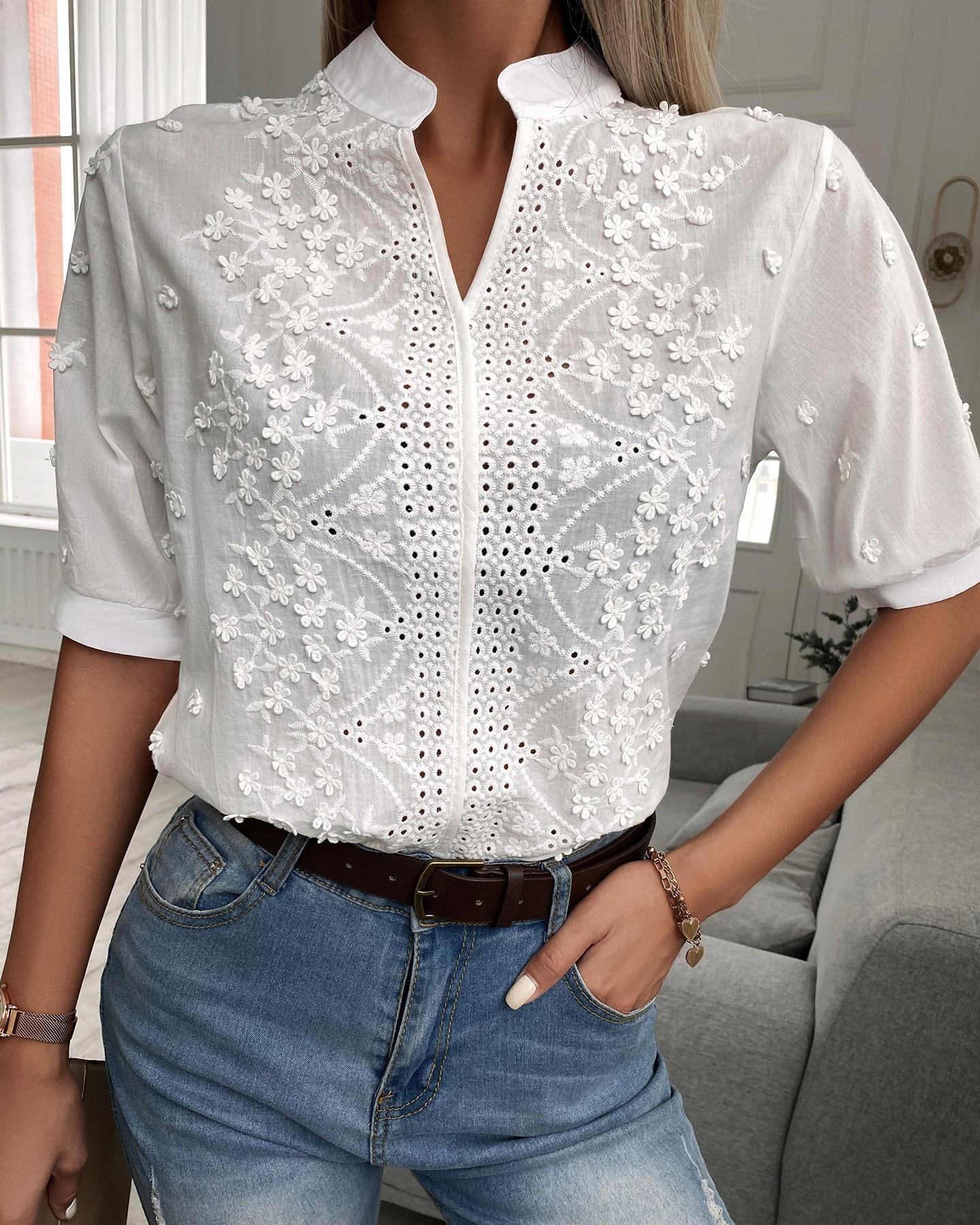 Geborduurde blouse met knooplijst en verzorgde kraag