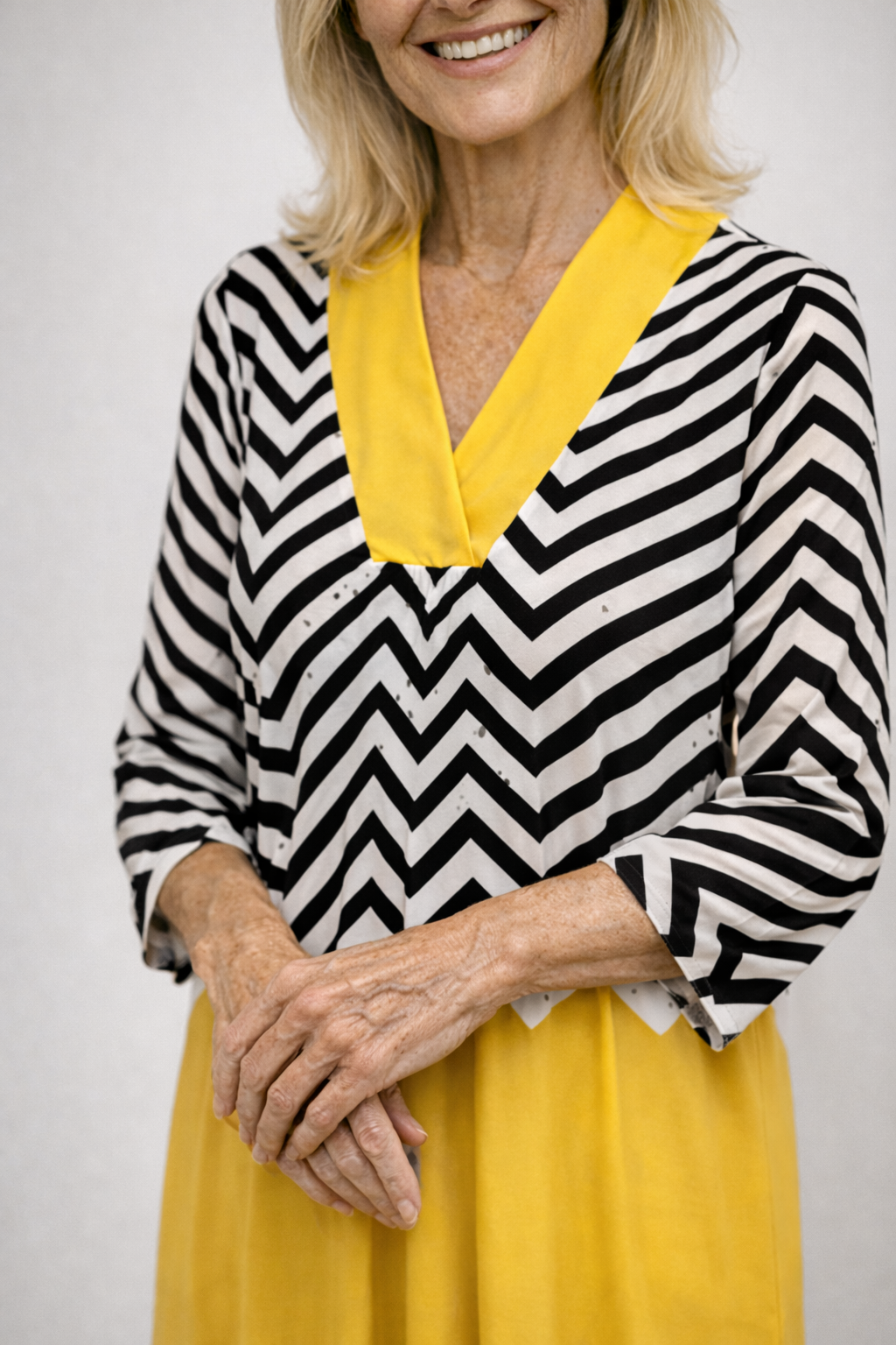 Oversized jurk met zigzagprint, V-hals en contrasterende zoom