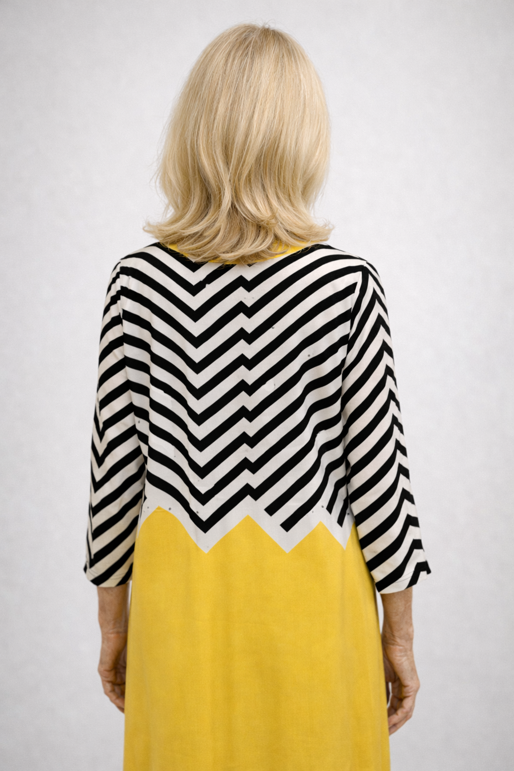 Oversized jurk met zigzagprint, V-hals en contrasterende zoom