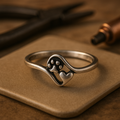 Sølvfarvet ring i vintagestil med pote- og hjertemotiv