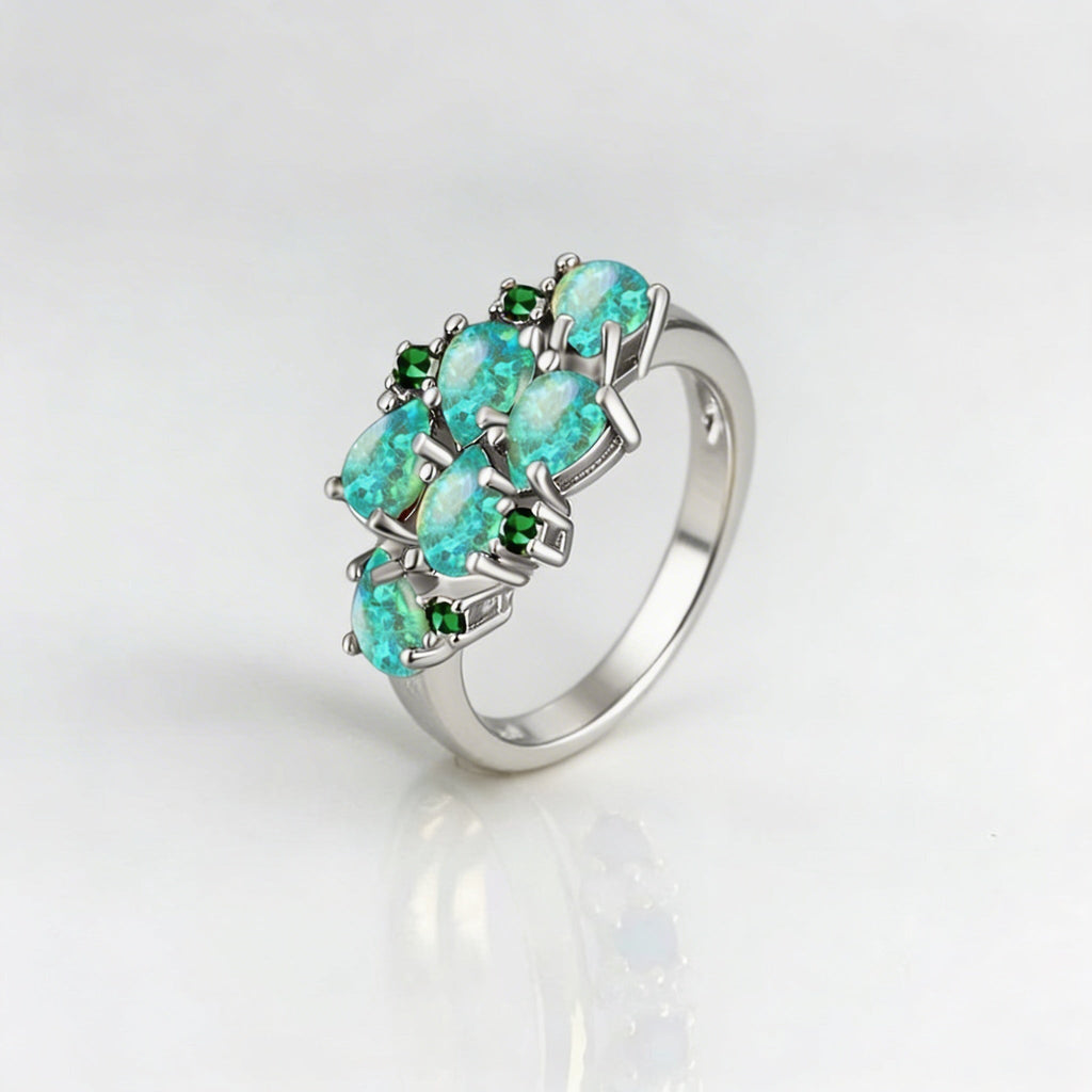 Klassieke clusterring met waterdruppels in opaallook in drie kleuren