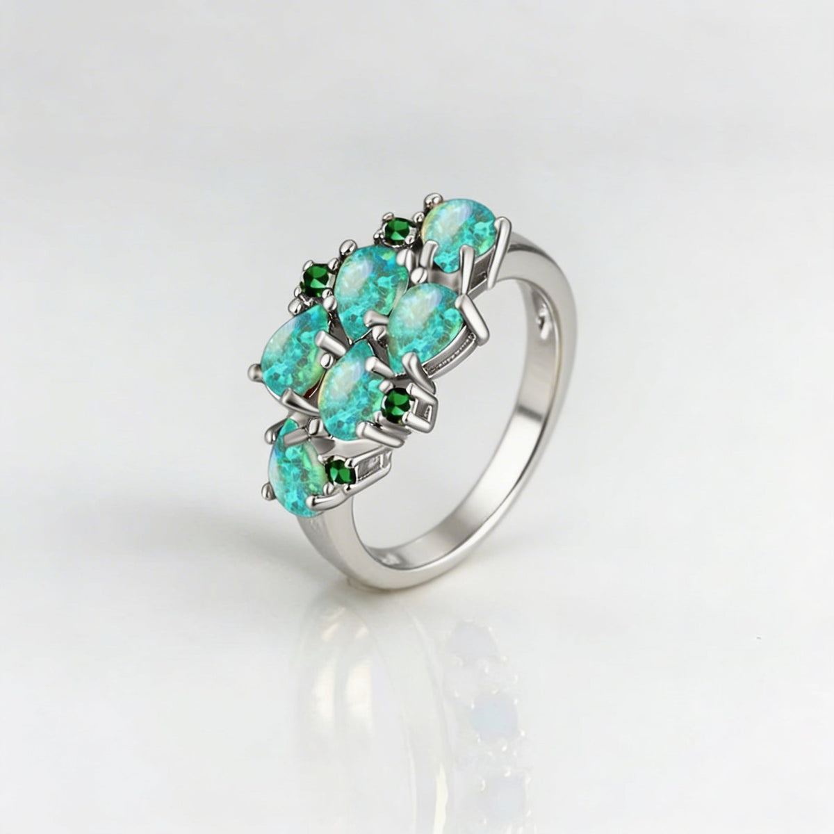 Klassieke clusterring met waterdruppels in opaallook in drie kleuren