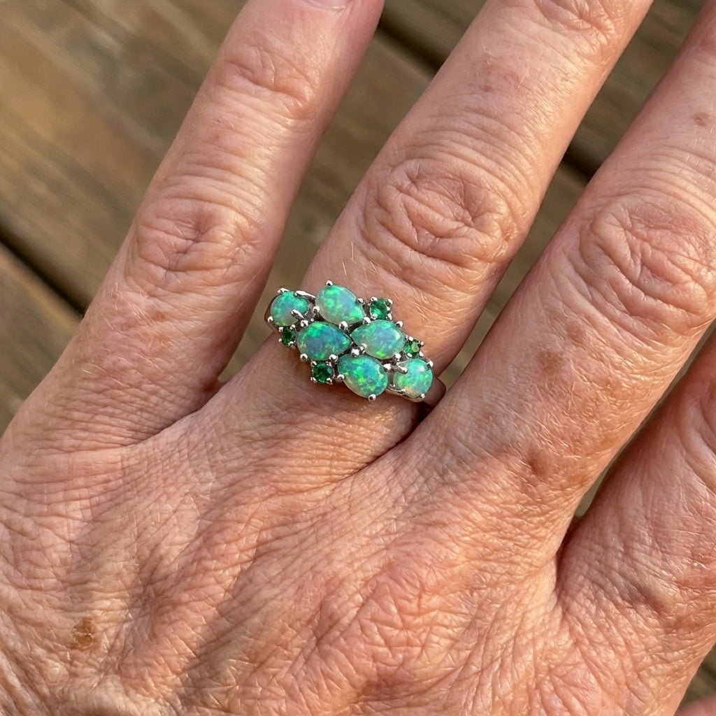 Klassieke clusterring met waterdruppels in opaallook in drie kleuren