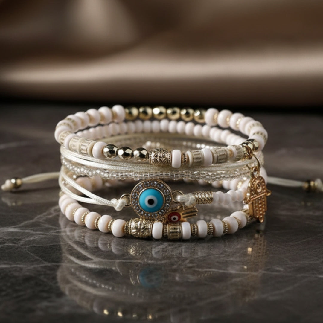 Armbandenbundel met hamsahand en parelaccenten