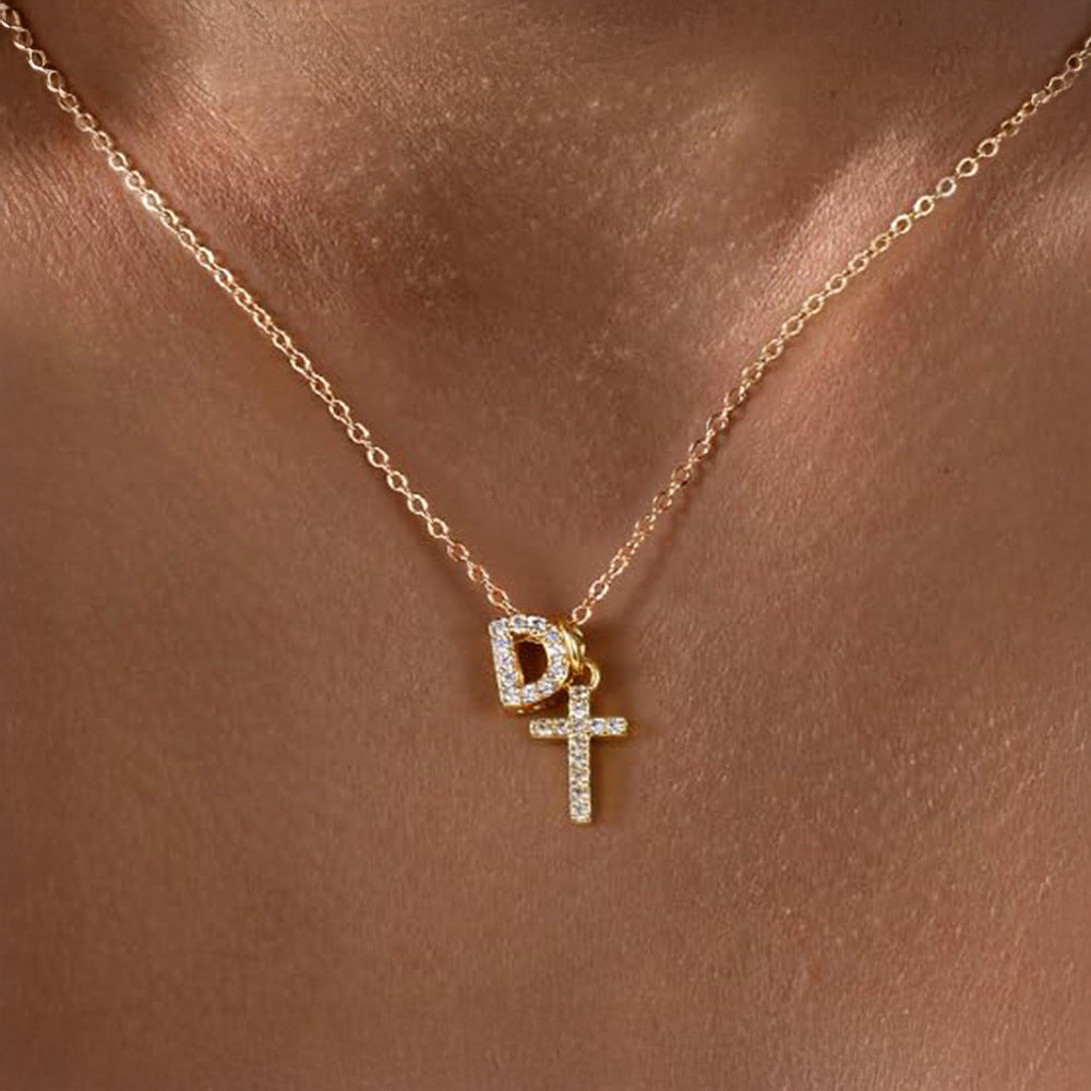 Fijne ketting met initiaal- en kruishanger in diamantlook