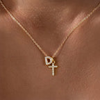 Fijne ketting met initiaal- en kruishanger in diamantlook