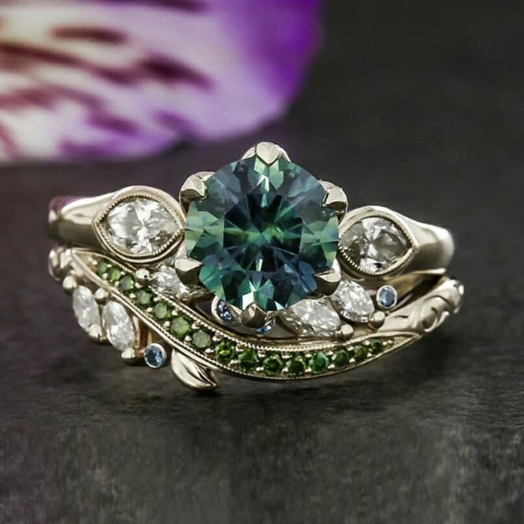 Bloemring met groene zirkonia en band met kristallen blaadjes