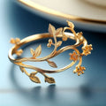 Goudkleurige ring met bloementak