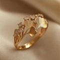 Goudkleurige ring met callabloesem