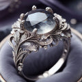Zilverkleurige ring met grijze steen en exotisch ontwerp