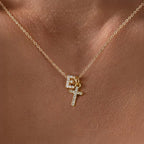 Fijne ketting met initiaal- en kruishanger in diamantlook