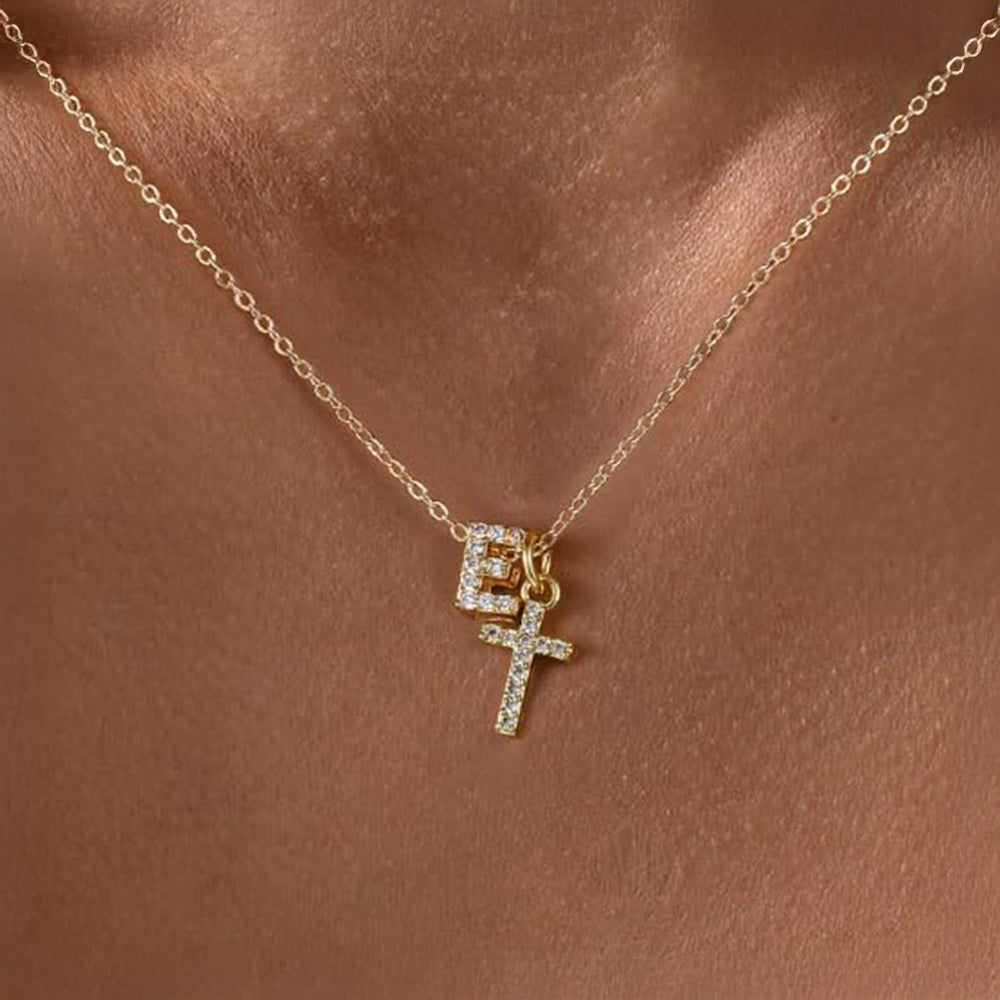 Fijne ketting met initiaal- en kruishanger in diamantlook