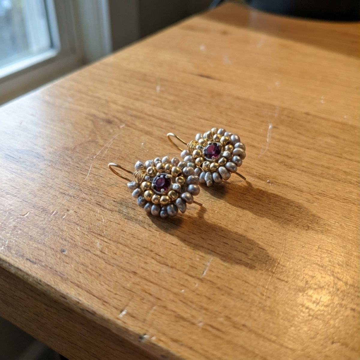 Vintage retro goudkleurige geometrische oorbellen met grijze steen