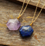 Colar com Pendente Hexagonal de Pedra Preciosa em Duas Pedras