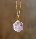 Colar com Pendente Hexagonal de Pedra Preciosa em Duas Pedras