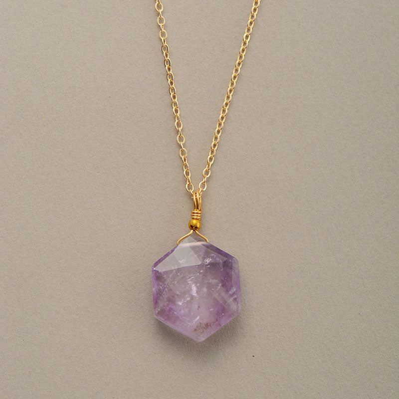 Colar com Pendente Hexagonal de Pedra Preciosa em Duas Pedras