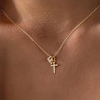 Fijne ketting met initiaal- en kruishanger in diamantlook