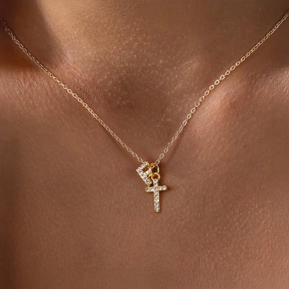 Fijne ketting met initiaal- en kruishanger in diamantlook