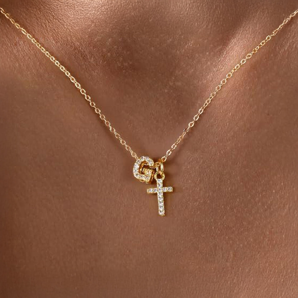 Fijne ketting met initiaal- en kruishanger in diamantlook