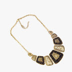Goudkleurige statement choker met blauw detail