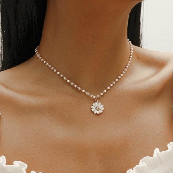 Ketting met madeliefje- en parelhanger