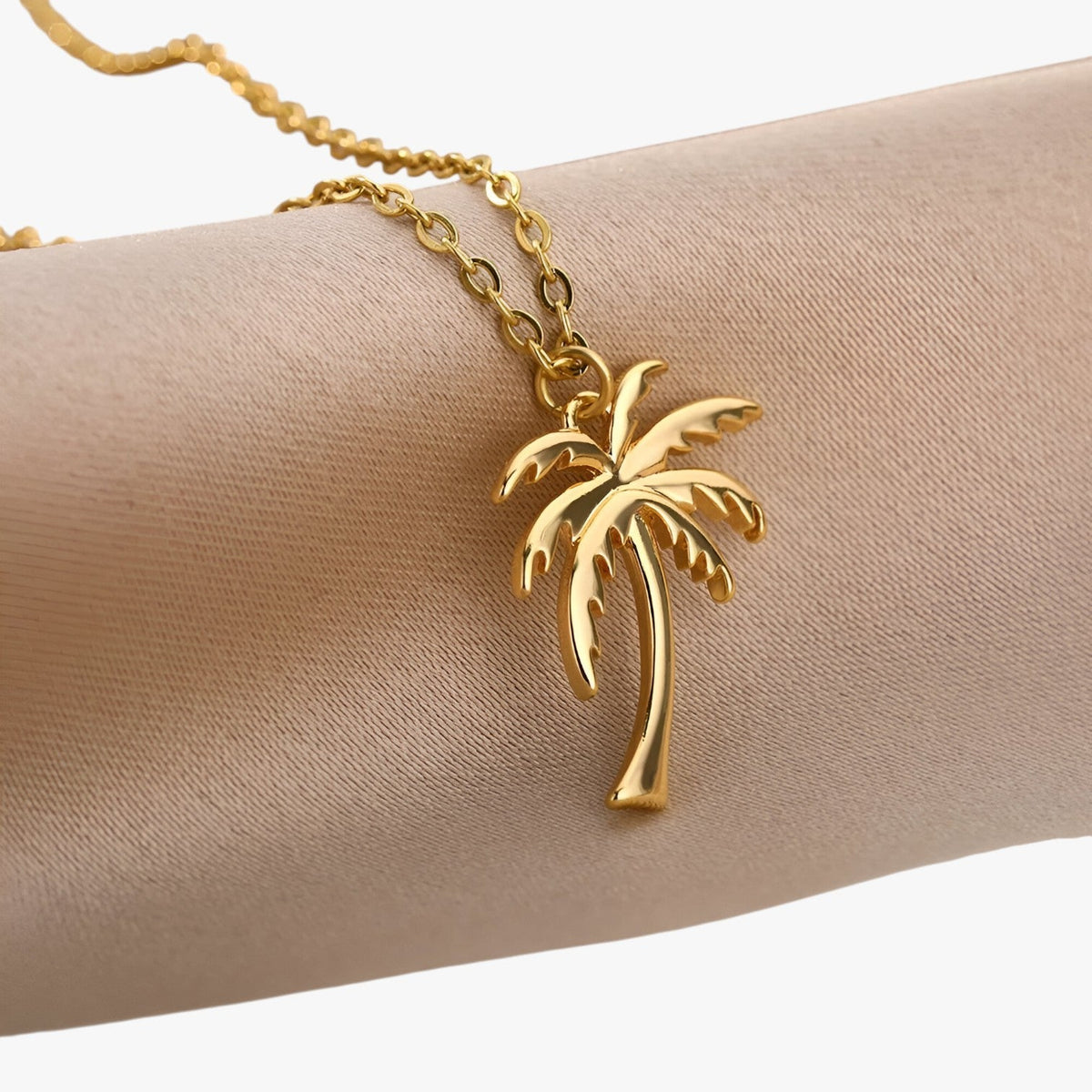 Ketting met palmboomhanger aan een fijne schakel