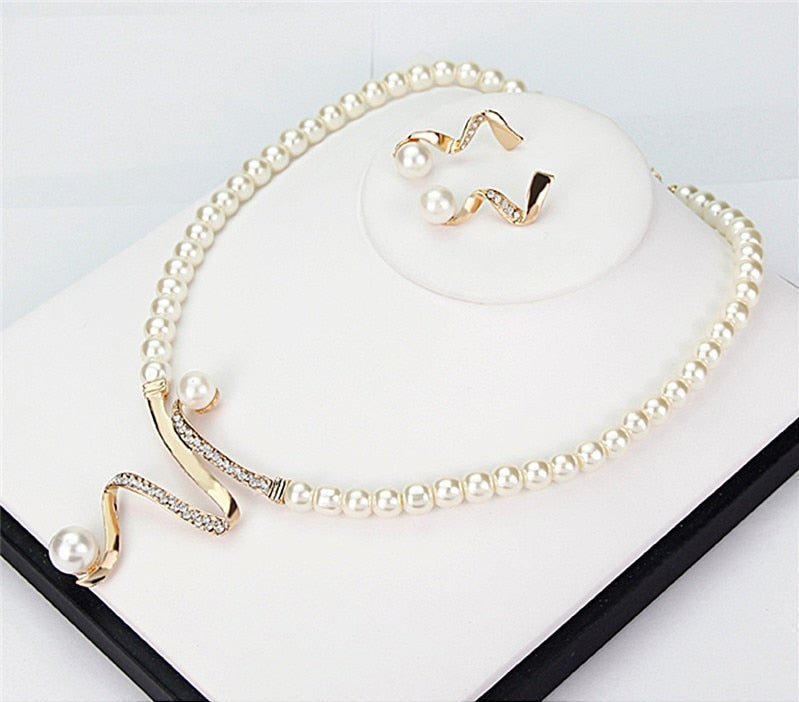 Set van parelketting en oorhangers met goudkleurige golf
