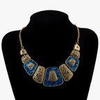 Goudkleurige statement choker met blauw detail