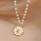 Ketting met madeliefje- en parelhanger
