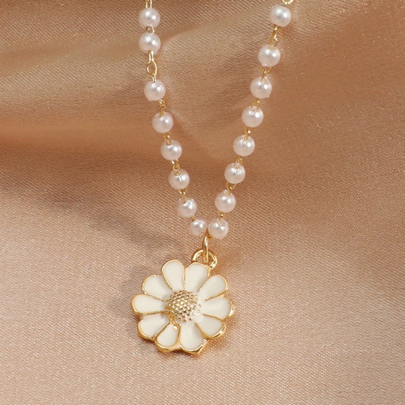 Ketting met madeliefje- en parelhanger