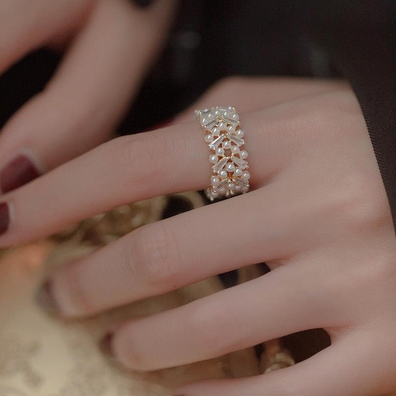 Open goudkleurige ring met cluster van kristal en parellook