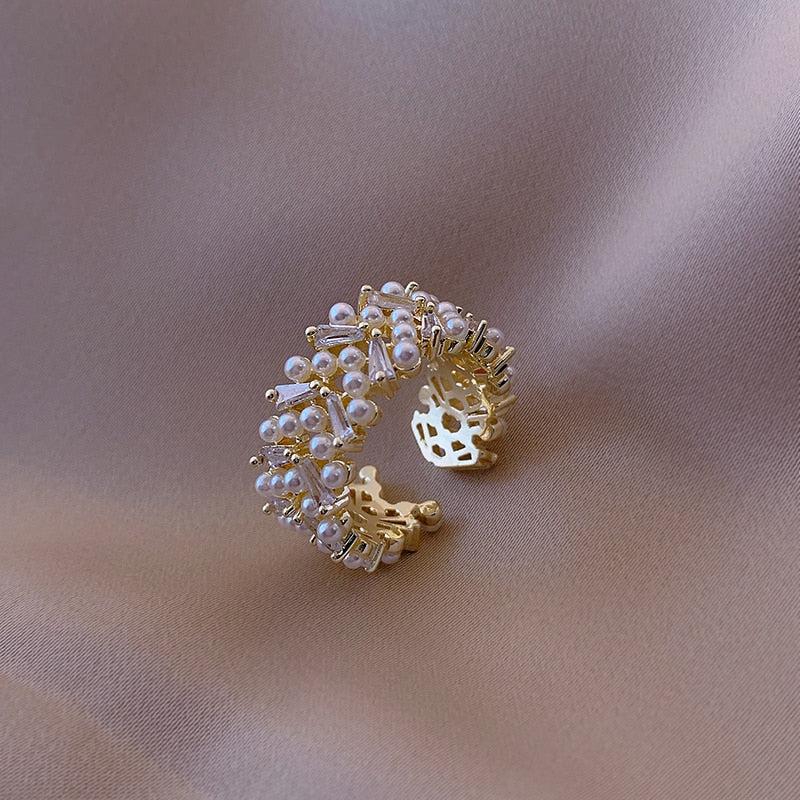 Open goudkleurige ring met cluster van kristal en parellook