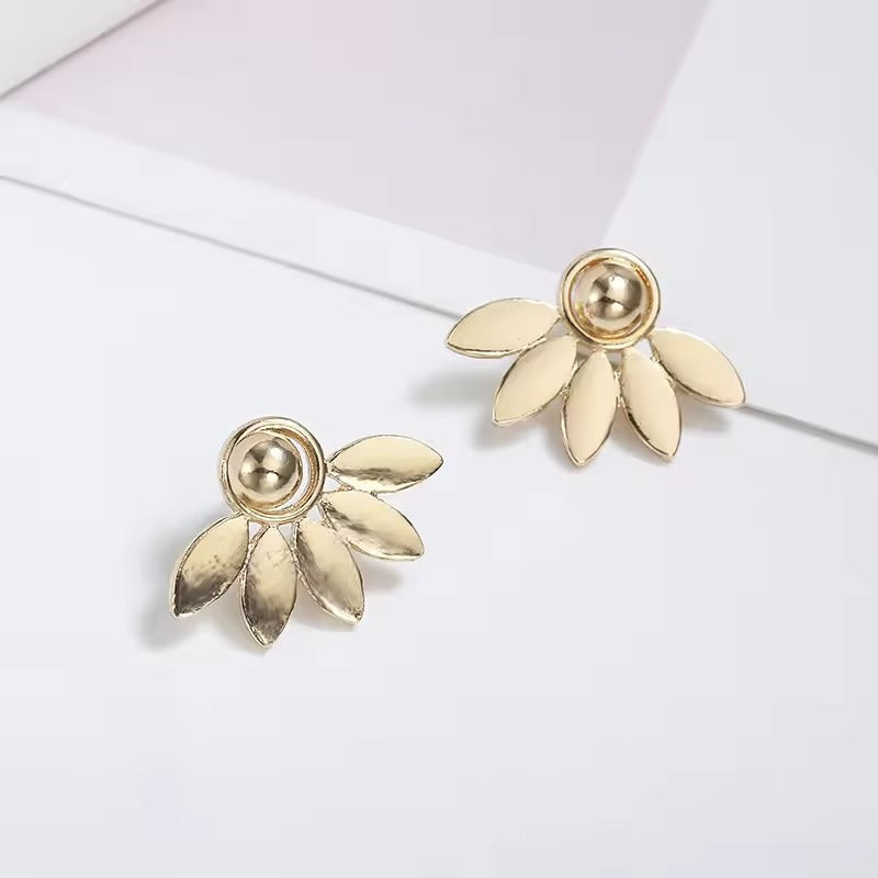 Brincos Ear Jacket Pétala Marfim com Pérola Escura Estilo Vintage