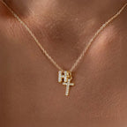 Fijne ketting met initiaal- en kruishanger in diamantlook